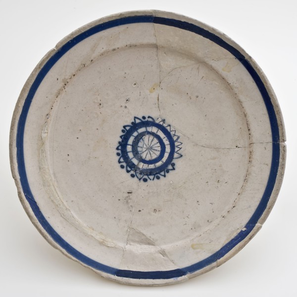 Faience plate on stand, blue decor, small rosette and stripe along the edge of the flag, plate crockery holder soil find ceramic