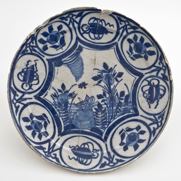 Faience plate on stand with blue decor in Wanli style, plate crockery holder soil find ceramic earthenware glaze tin glaze, hand
