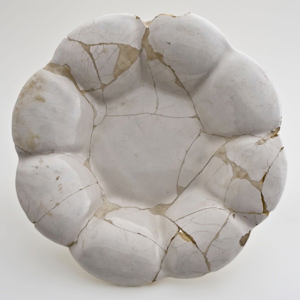White pleated plate, faience, on small stand ring with eight fields, folding dish dish crockery holder soil find ceramic