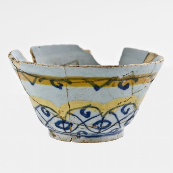 Small faience tea bowl, bowl with polychrome decor on outer wall, in blue, orange, yellow, bowl crockery holder soil find