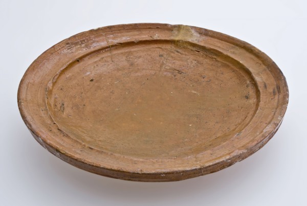 Pottery plate on three fins, bottom unglazed, plate dish crockery holder soil find ceramic earthenware glaze lead glaze, hand