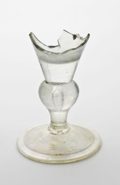 Foot fragment flute glass, folded foot edge, knob with air bubble in trunk, pontilmark, flute glass glass soil find glass, free
