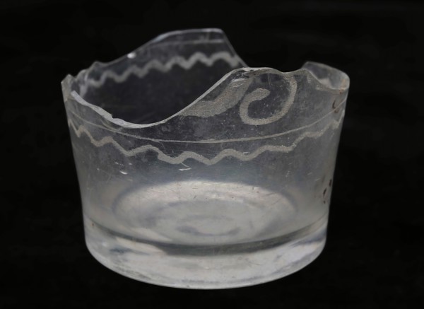 Bottom fragment beaker, clear glass, radgravering, pontilmark, beaker glass container holder soil find glass, in shape blown