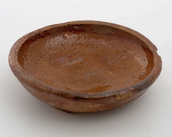 Small earthenware dish, red shard, partly glazed, on three pinched toes, dobbelier dish crockery holder soil find ceramic