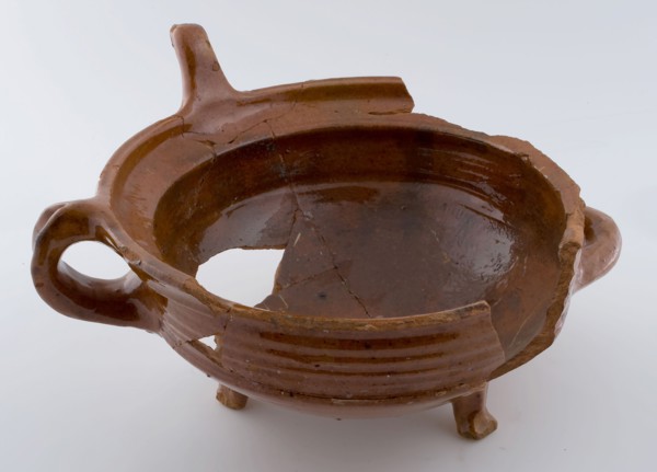 Pottery stain on three legs, standing and lying ear, three carrying points on the rim, chafing test kitchen utensils earthenware