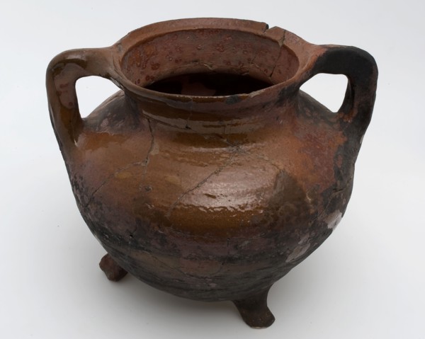Pottery grape on three legs, two hook ears, sparingly glazed, grape cooking pot tableware holder utensils earthenware ceramic