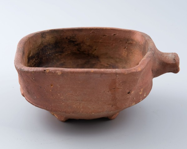 Unglazed pottery test on three standfins, with short handle, square, test fire test soil find ceramic pottery, hand turned hand
