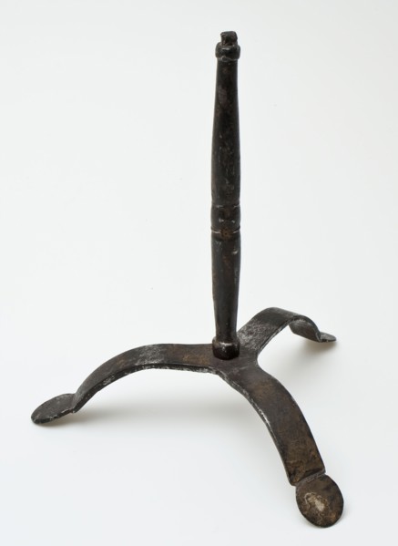 Three-legged iron candlestick, candle holder with curved wide legs, candleholder lighting medium bottomfound iron metal, d 13