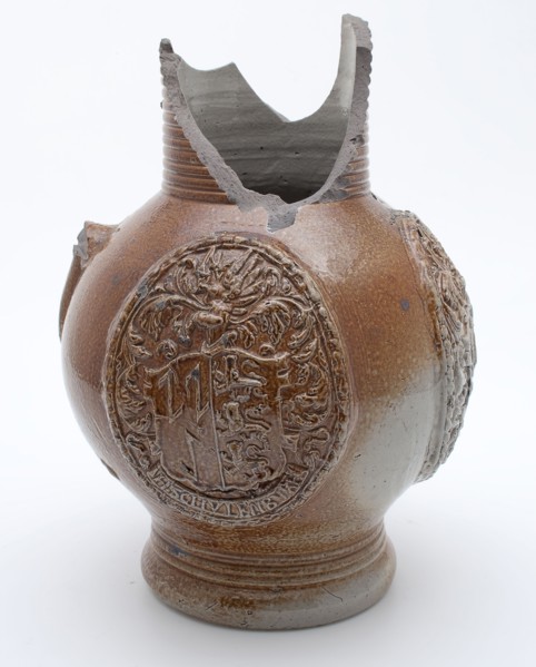 Stoneware jug, around belly three ovals in which coat of arms, cylindrical neck with rings, jug crockery holder soil find