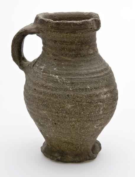 Dark jug with pinched foot, shank, ear, proto-stoneware, jug crockery holder soil find ceramic stoneware h 17,5 neck 7,6 abdomen