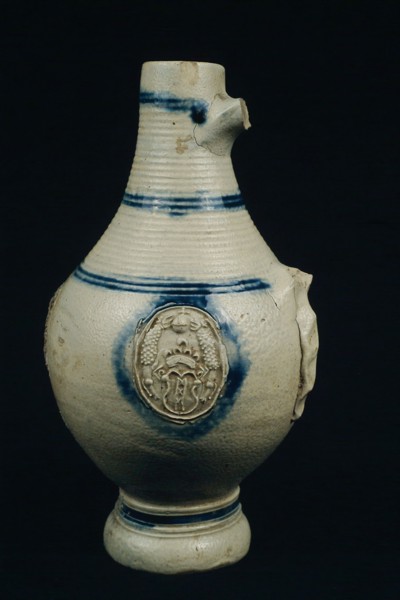 Stoneware jug with weapon medallions, Amsterdam city coat of arms, ribs around neck and on shoulder, jug crockery holder soil