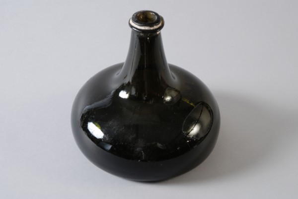 Belly bottle, pancake, bottle bottle wine bottle holder soil find glass, neck with imposed circumferential sharp glass thread