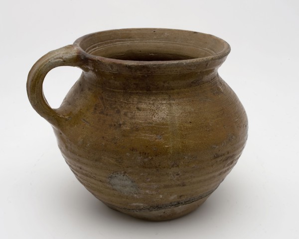 Stoneware chamber pot, ease of use on standing surface, rotating bells on belly, standing ear, pot holder sanitary soil found