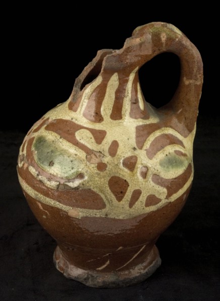Earthenware oil jug with shank and standing ear, silky decoration around neck, shoulder, belly, oiljug crockery holder soil find