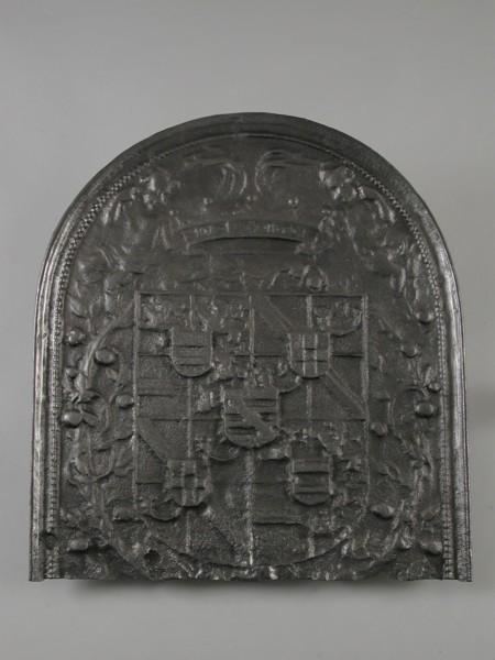 Firearm coat of arms of the stadholder, hob plate cast iron, cast Rectangular bow at the top. In the middle weapon