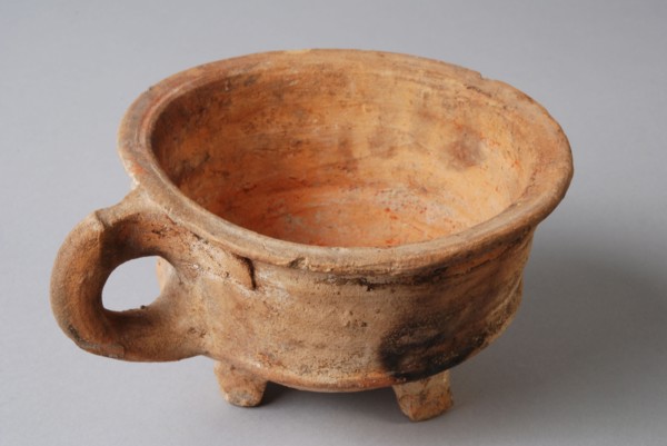 Pottery fire test, round model with red shard, unglazed, top pierced sausage ear on three legs, fire test test earth discovery