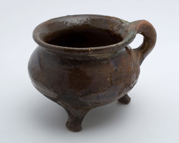 Earthenware cooking jug, grape model, red shard with lead glaze, vertical sausage ear, on three legs, cooking pot crockery