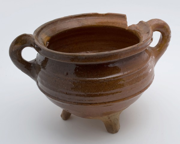 Pottery cooking pot, grape-model, red shard with lead glaze, two pinched sausages, on three legs, cooking pot crockery holder