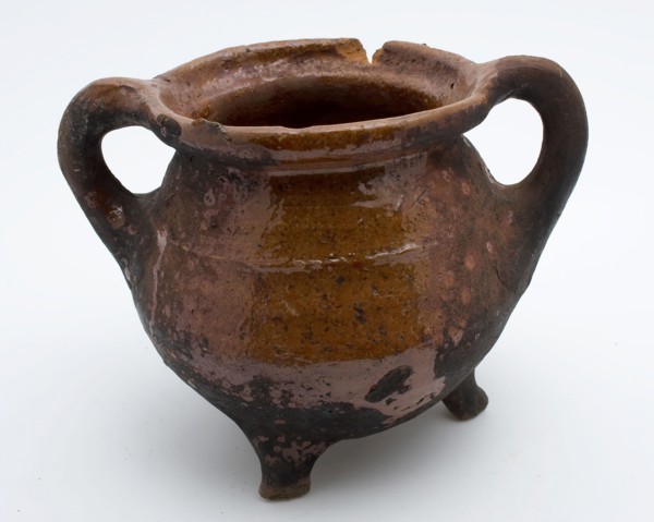 Earthenware cooking pot, grape-model, red shard, sparingly glazed, two sausage rolls, on three legs, cooking pot crockery holder