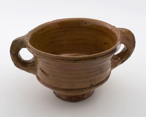 Earthenware pap bowl, red shard, entirely covered with lead glaze, two bandors, on stand, papkom bowl crockery holder earth
