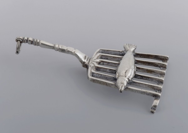 Silver miniature grill with handle and fish, lattice trivet dolls toy recreation miniature model silver, Six-arm trivet