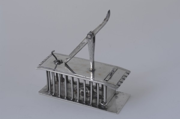 Silversmith: Arnoldus van Geffen, Silver elongated miniature mouse trap with mouse, mousetrap miniature model silver, cast