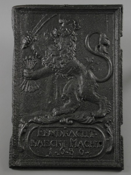 Fireback crowned lion with sword and arrows, EENDRACHT MAECKT POWER, year 1686, fire place, Rectangular hob with frame.