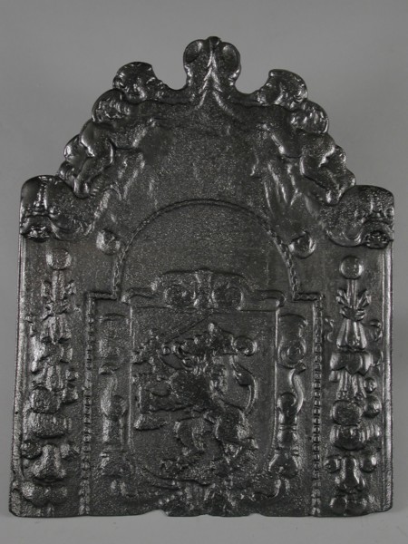 Fireback coat of arms Republic of the United Netherlands, fire place iron, cast Rectangular with arch at the top on which putti
