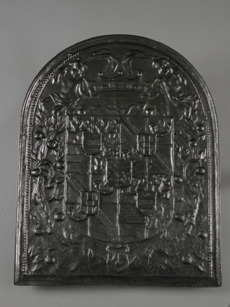 Fireback coat of arms of the stadholder, back painted, fire place cast iron paint, Rectangular arch at the top.