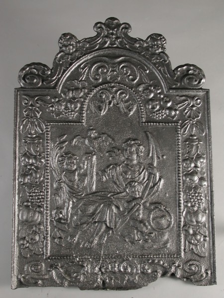 Fireback de Hoop with two putti, hob plate cast iron, cast Rectangular with arch at the top. On top of two putti with volutes