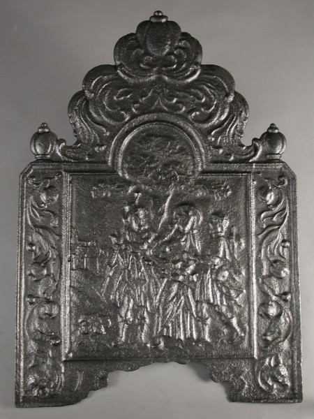 Fireback biblical performance Emmaus goers, hob cast iron, cast Rectangular bow at the top. On top of large ball leaf decoration