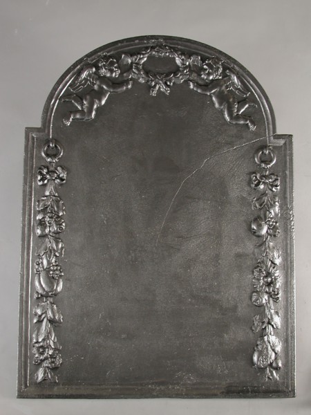 Fireback with garlands and putti, without show, fire place, Rectangular arch at the top. At the top two putti holding laurel