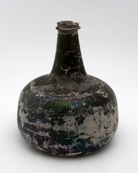 Belly bottle, belly, belly bottle bottle holder soil find glass, free blown and shaped glass application Bulky bottle