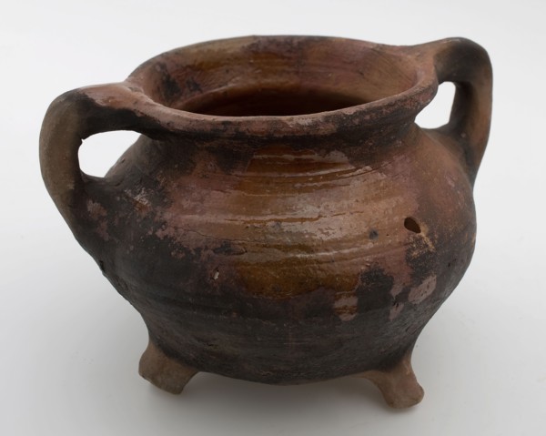 Pottery cooking pot, grape-model, red shard, sparingly glazed, two hook ears, on three legs, cooking pot crockery holder