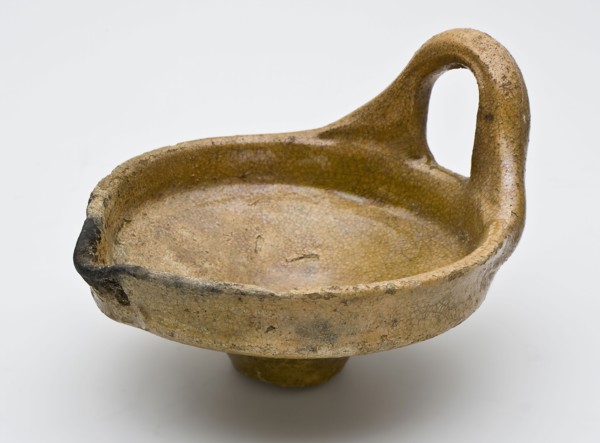 Fragment earthenware oil lamp, upper bowl with ear and pouring clip, oil lamp lamp lighting fixture soil find ceramic