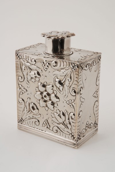 Silversmith: Gerardus Vinck, Silver tea caddy, tea caddy holder silver, driven Rectangular van with flat shoulders and short