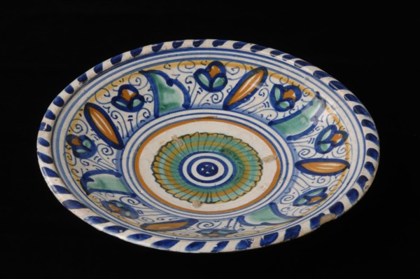 Majolica dish with polychrome rosette in the mirror, dish crockery holder soil find ceramic earthenware glaze tin glaze lead