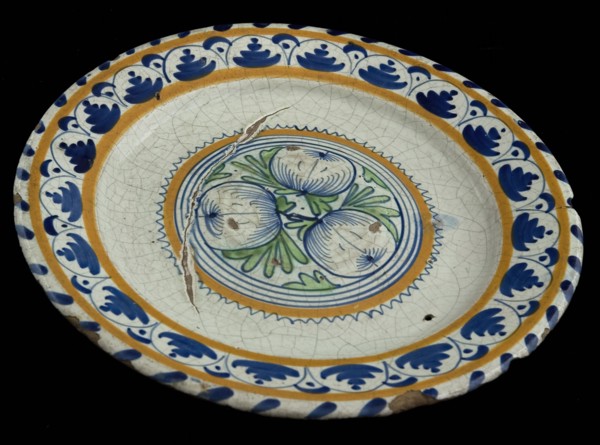 Majolica dish with an ornamental decor along the flag and three apples in the mirror, dish crockery holder soil find ceramic