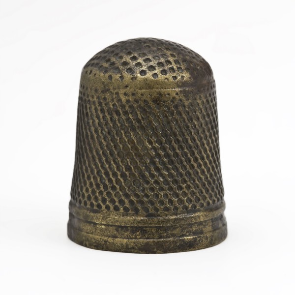 Copper thimble with waffle patron, thimble sewing kit soil find copper brass metal, cast Copper thimble with square wells