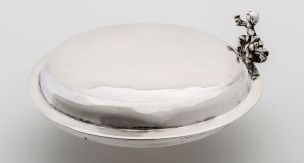 Silversmith: Jan van der Hoeven (?), Flat and round lid with narrow flat outer edge with Bacchus as thumb rest, lid closure part