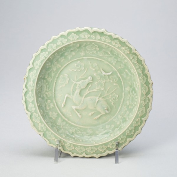 Foliate Dish with Bovine (Xiniu) Gazing at a Crescent Moon, Yuan dynasty (1279–1368), late 13th