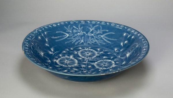 Dish with Chrysanthemums and Stylized Floral Scrolls, Ming dynasty (1368–1644), 15th century,