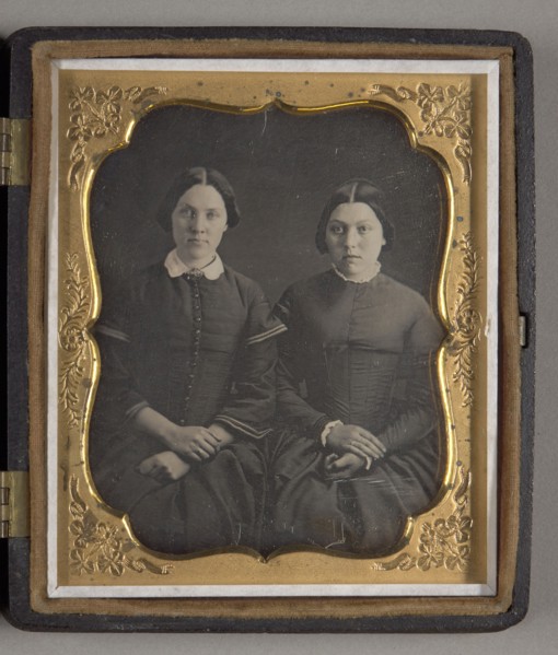 Untitled (Two Women), 1839/60, 19th century, Unknown Place, Daguerreotype, 8.3 x 7 cm (plate), 9.3