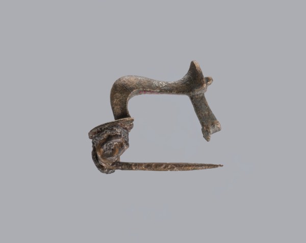 Knuckle-shaped fibula, unknown Roman workshop. Fibula with a flat underside, rounded at the top,
