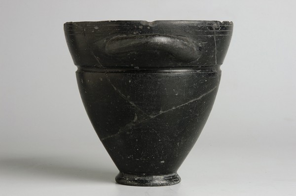 Skyphos, 1st quarter of the 6th century BC, Etruria, vessel, height 9.3 cm, width 9.5 cm, A dark,