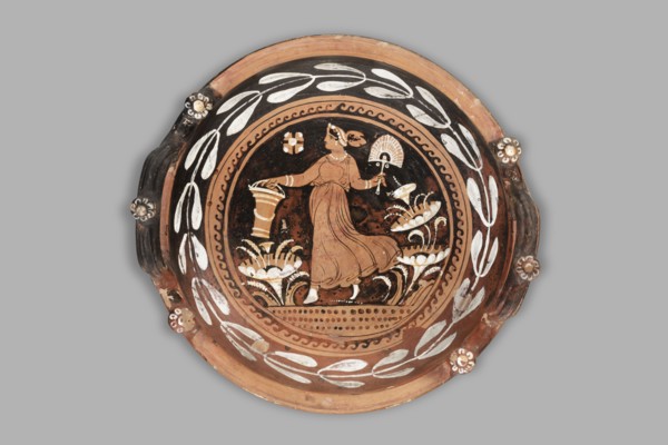 Red-figure patera-phiale depicting a woman with a fan and basket. Classified Gallo-Classical