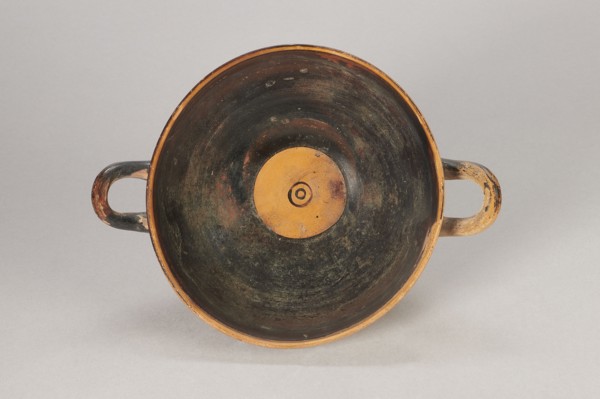 Black-figure kylix with Greek inscription, Archaic kylix form between a band/ribbon kylix and an
