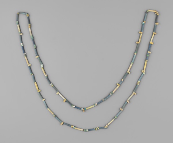 Necklace, disc-shaped and tubular beads; necklace consisting of 52 tubular beads, 118 flat beads
