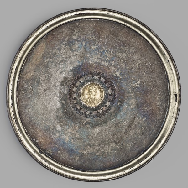 Platter with a gold medallion of Theodosius II. Flat silver platter on a ring-shaped foot with