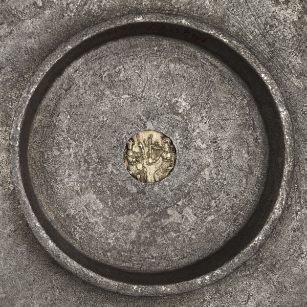 Platter with a gold medallion of Theodosius II, Byzantine workshop. Flat platter on a ring-shaped